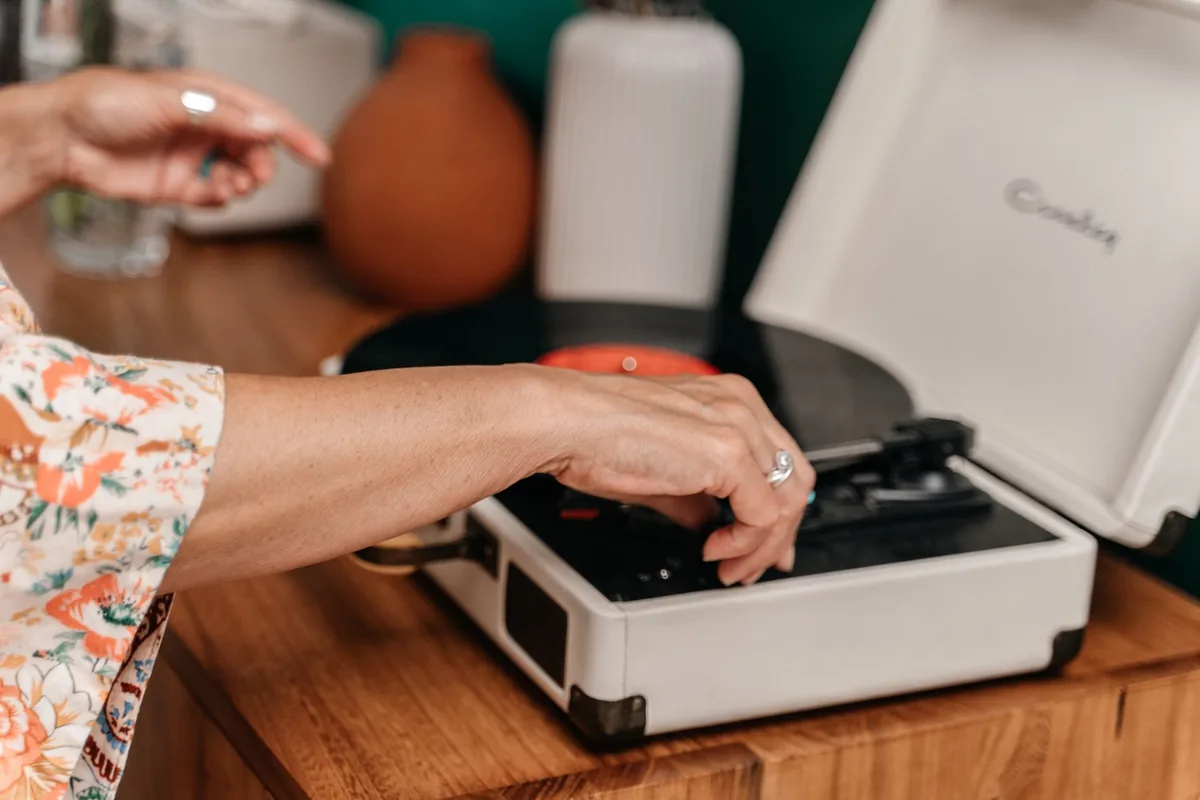 Bac de vinyles rares que l'on fouille, à la recherche d'un pressage réunionnais