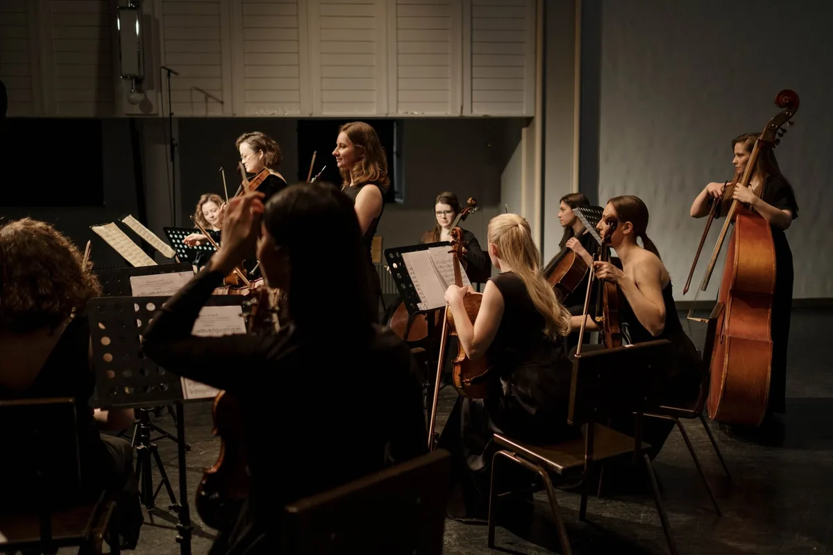 Orchestre symphonique en séance d'enregistrement pour une musique de film en studio