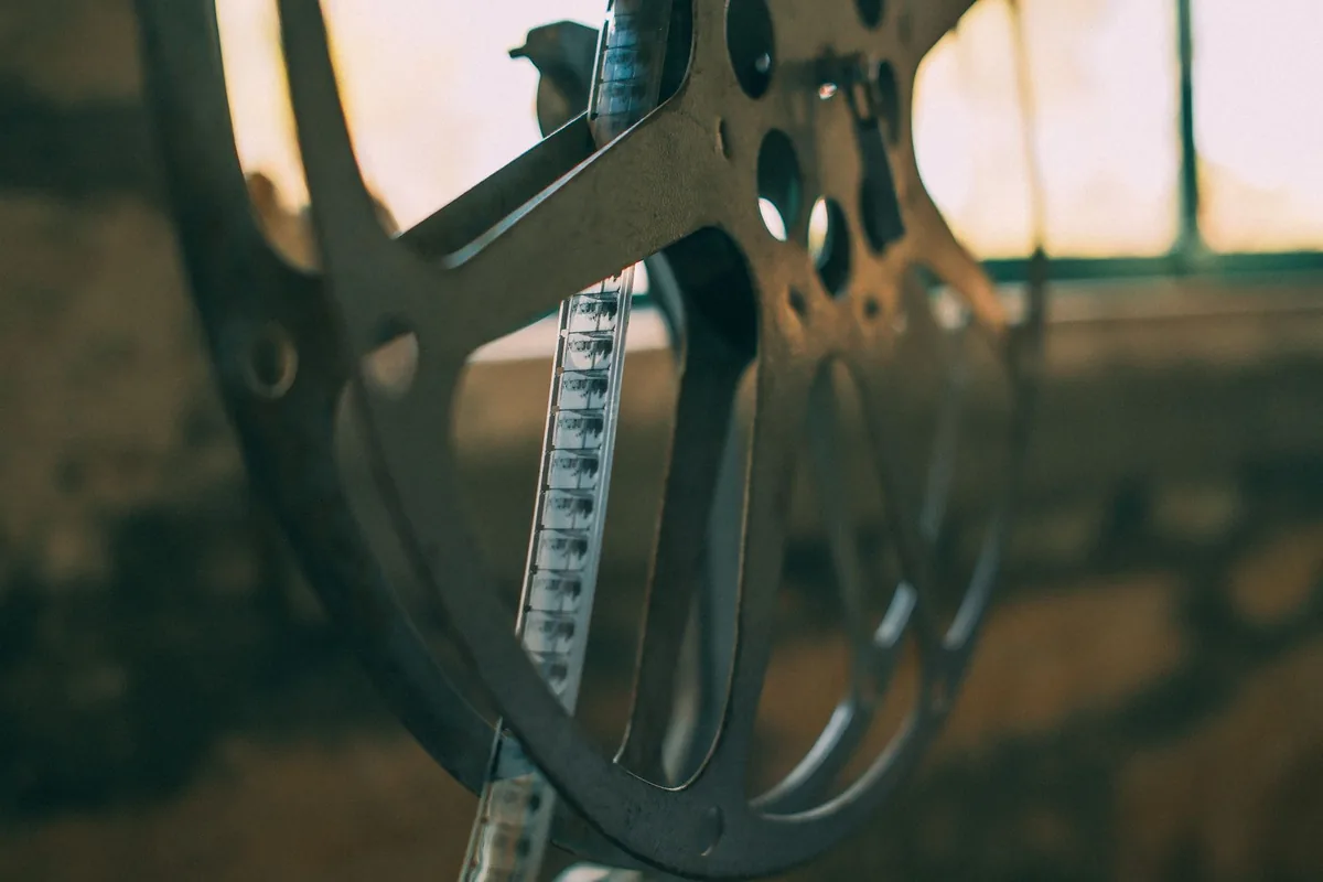 Bobine de film cinéma vintage et vieille pellicule évoquant les westerns spaghetti