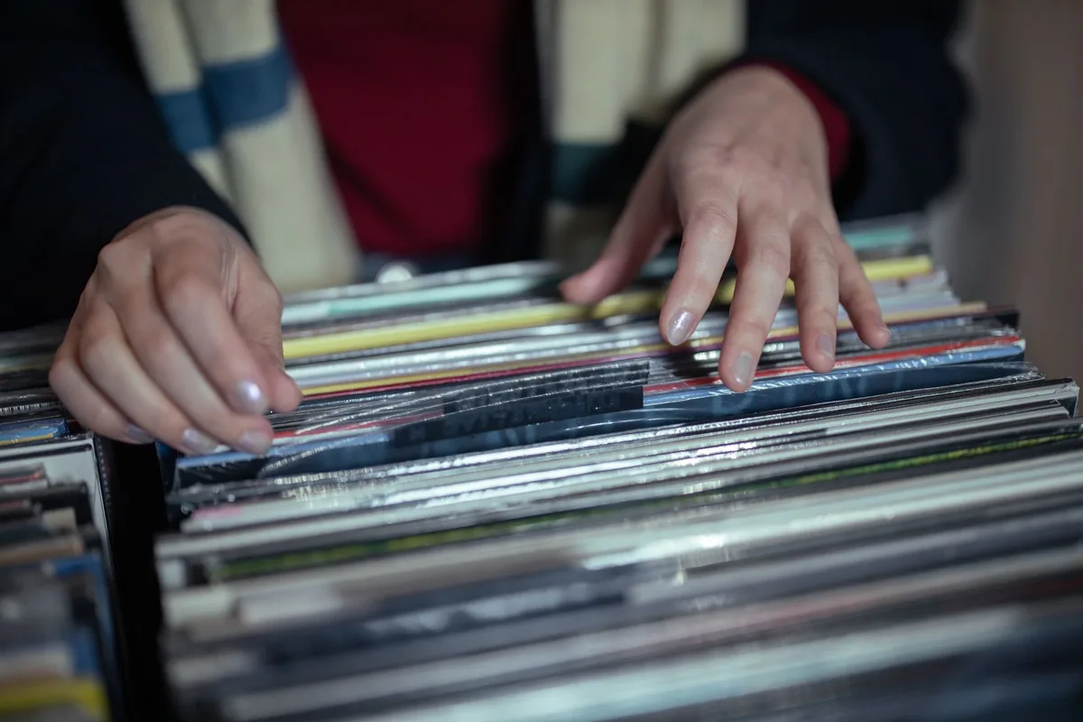 Vinyle coloré marbré sorti d'une pochette gatefold à l'artwork illustré