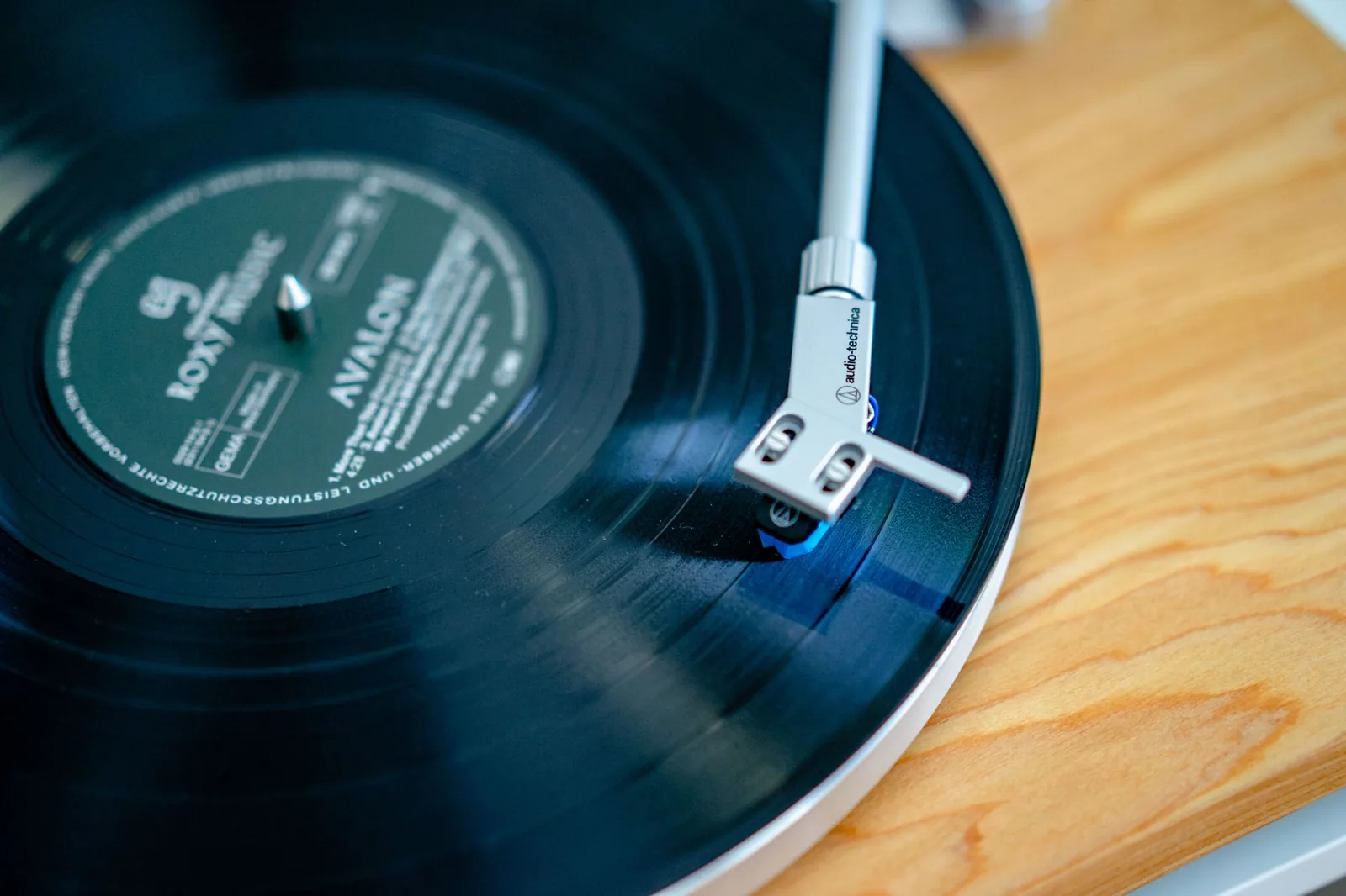 Vinyle de bande originale de film posé sur une platine, pochette gatefold ouverte