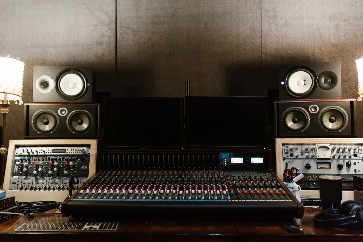 Tour de gravure creusant le sillon dans un disque laque en studio de mastering vinyle