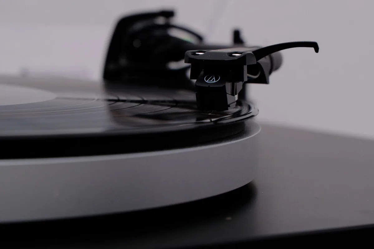 Stamper métallique nickelé utilisé pour mouler les disques dans une usine de pressage vinyle