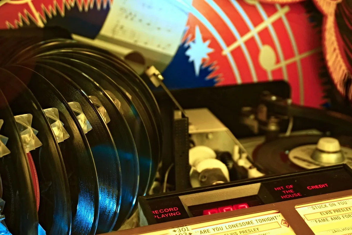 Presse hydraulique moulant un disque vinyle noir à partir d'une galette de PVC chauffée