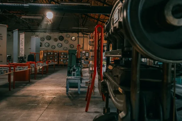 Galette de vinyle noir pressée sortant d'une usine de pressage