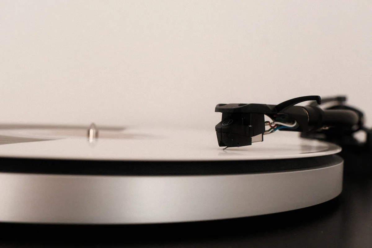 Gros plan sur un vinyle de jazz en lecture sur une platine avec le diamant dans le sillon