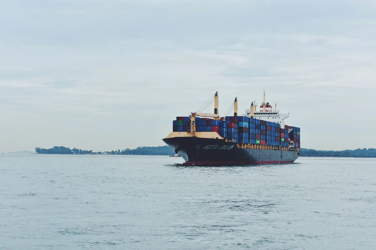 Porte-conteneurs chargé traversant l'océan, transport maritime de marchandises vers une île