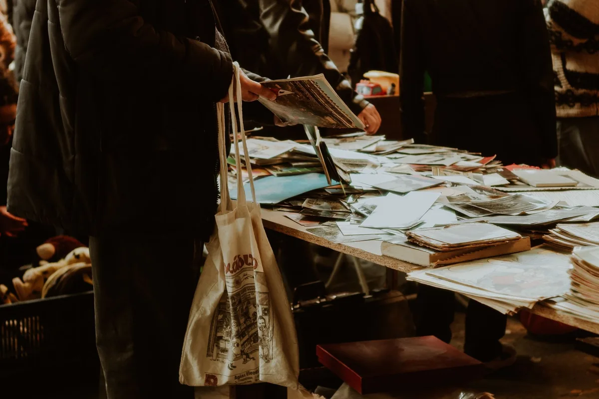 Bacs de vinyles d'occasion chinés en brocante, disques de seconde main à trier