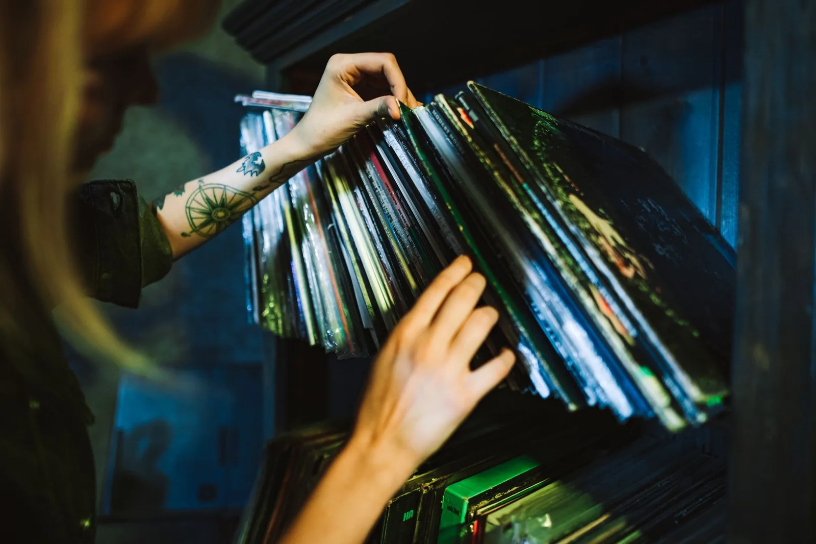 Pile de vinyles noirs empilés, matière plastique brillante d'un disque en PVC