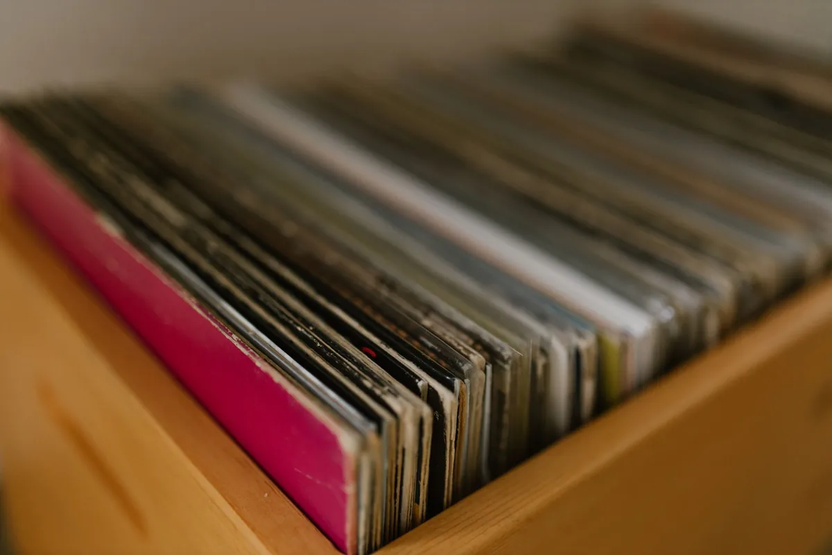 Vieux vinyles usés rangés dans des bacs d'archives, disques anciens rares