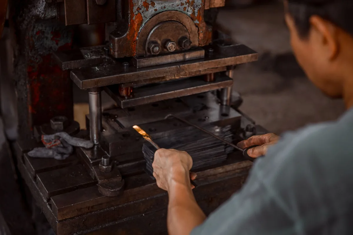 Presse à vinyle en atelier fabriquant un disque, repressage et réédition de vinyle