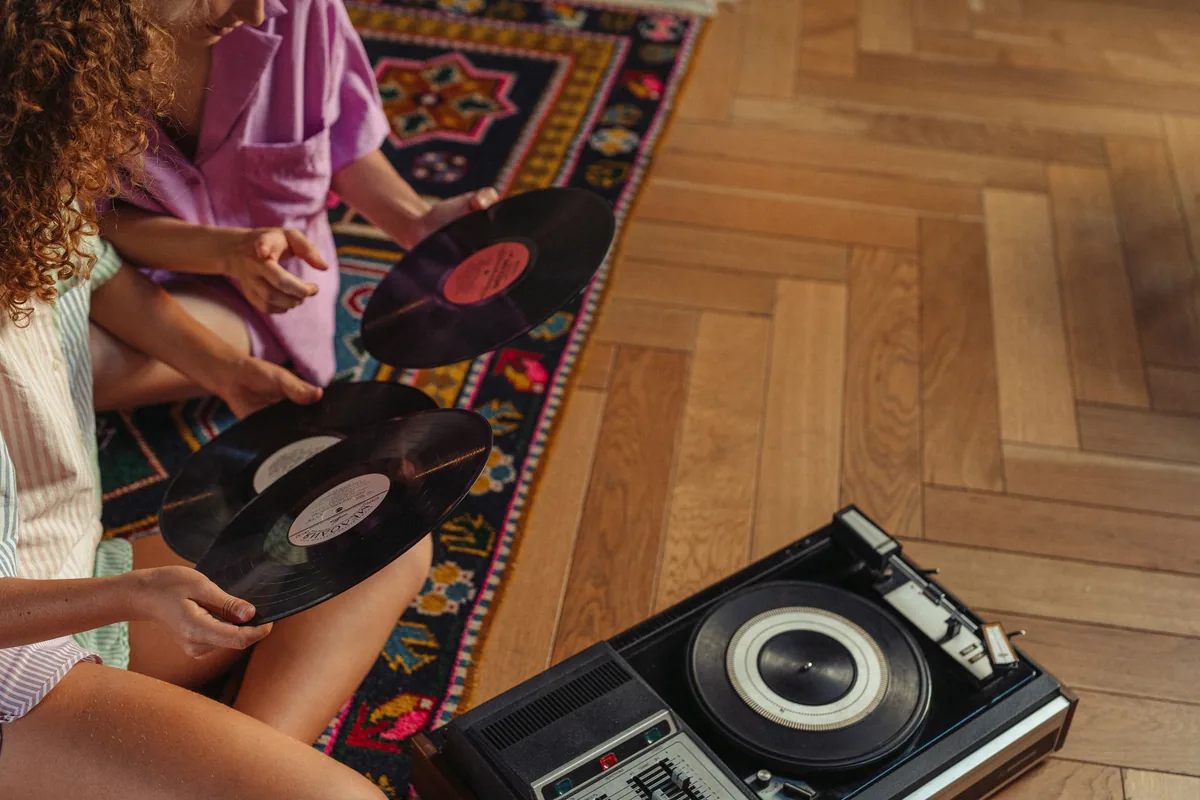 Deux vinyles comparés côte à côte, pressing original et réédition récente d'un même album