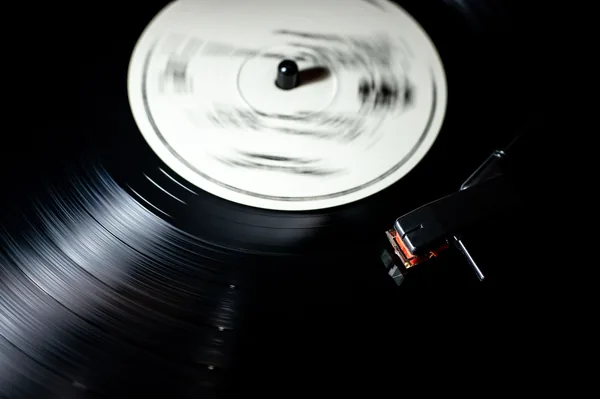 Nettoyage d'un vinyle d'occasion poussiéreux avec une brosse antistatique