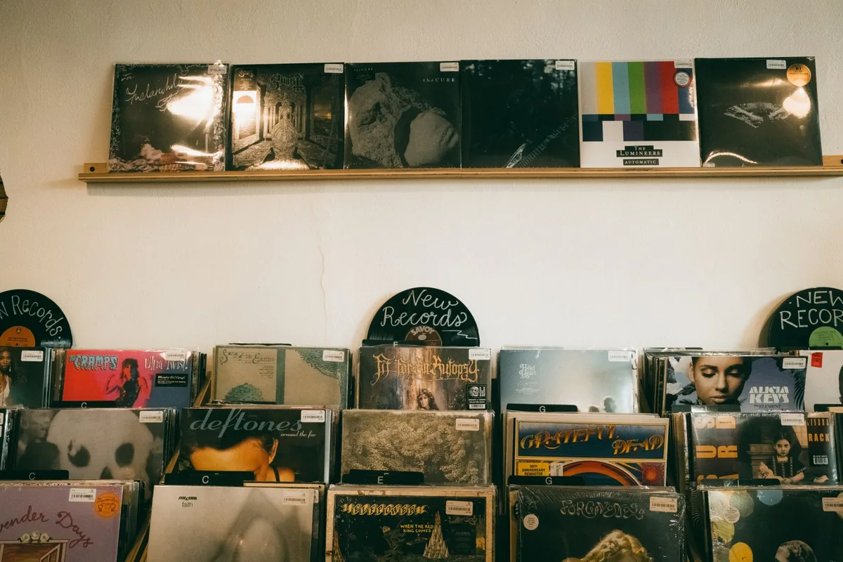 Vinyles rangés à la verticale et serrés sur une étagère