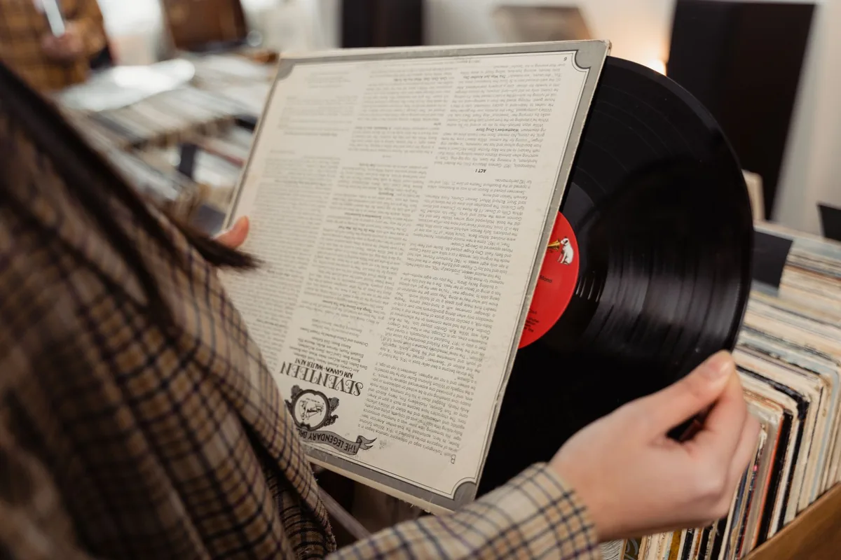 Lots de vinyles d'occasion aux pochettes colorées rangés dans des bacs de disquaire