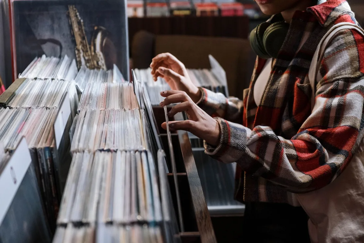 Bacs de vinyles aux pochettes colorées dans un disquaire indépendant
