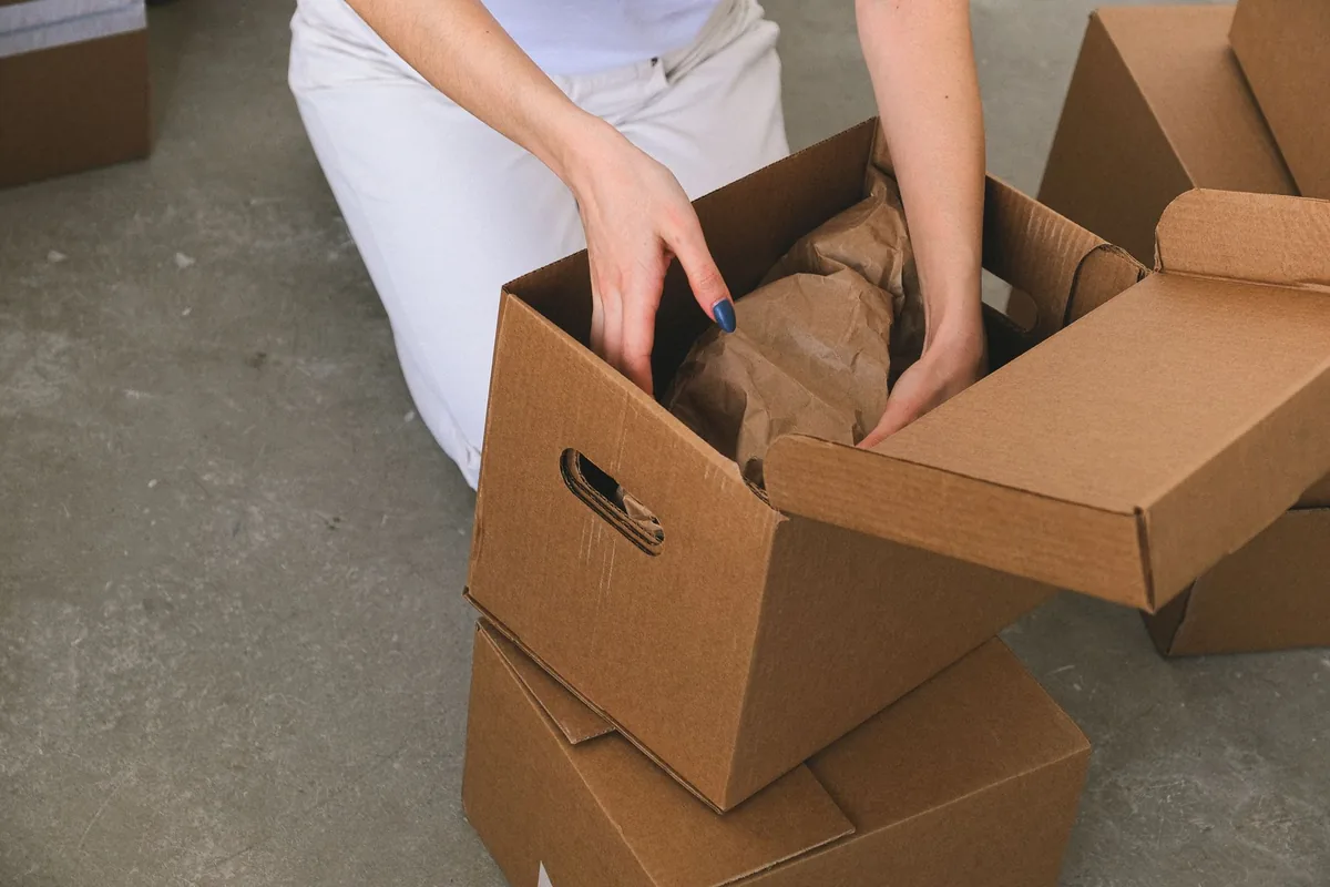 Vinyles emballés debout dans un carton d'expédition renforcé pour le transport