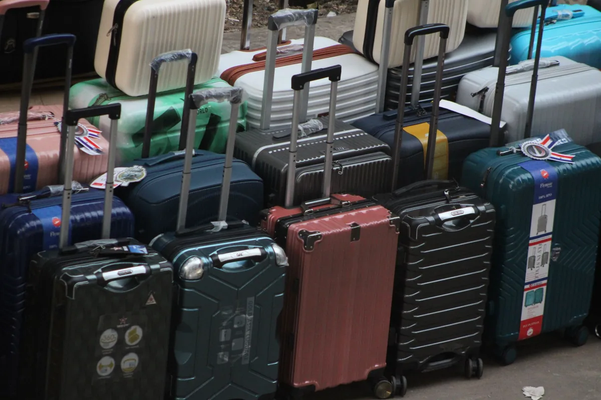 Hall d'arrivée d'aéroport avec voyageurs récupérant leurs bagages après un long-courrier