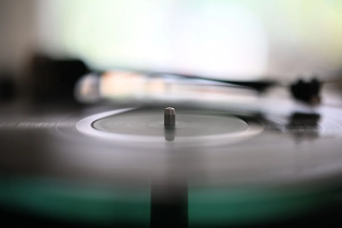 Vinyle posé sur une platine après le voyage, prêt pour la première écoute