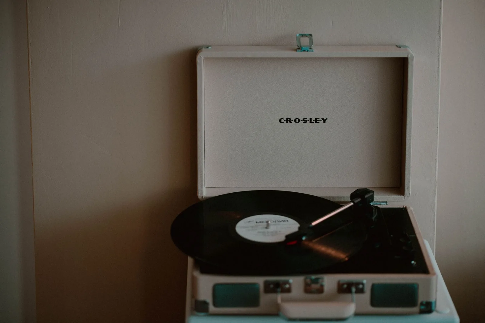 Disques vinyles rangés dans une valise ouverte avant un vol vers La Réunion