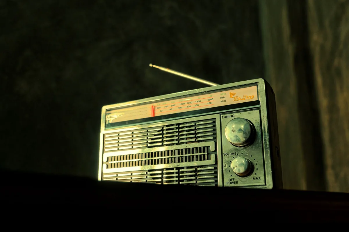 Vieux poste de radio vintage diffusant de la musique reggae dans les années 80