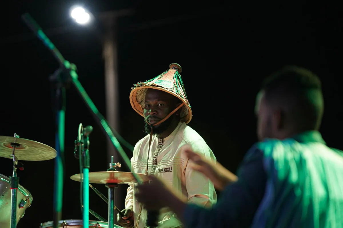 Musiciens jouant des percussions traditionnelles lors d'un concert de reggae en plein air