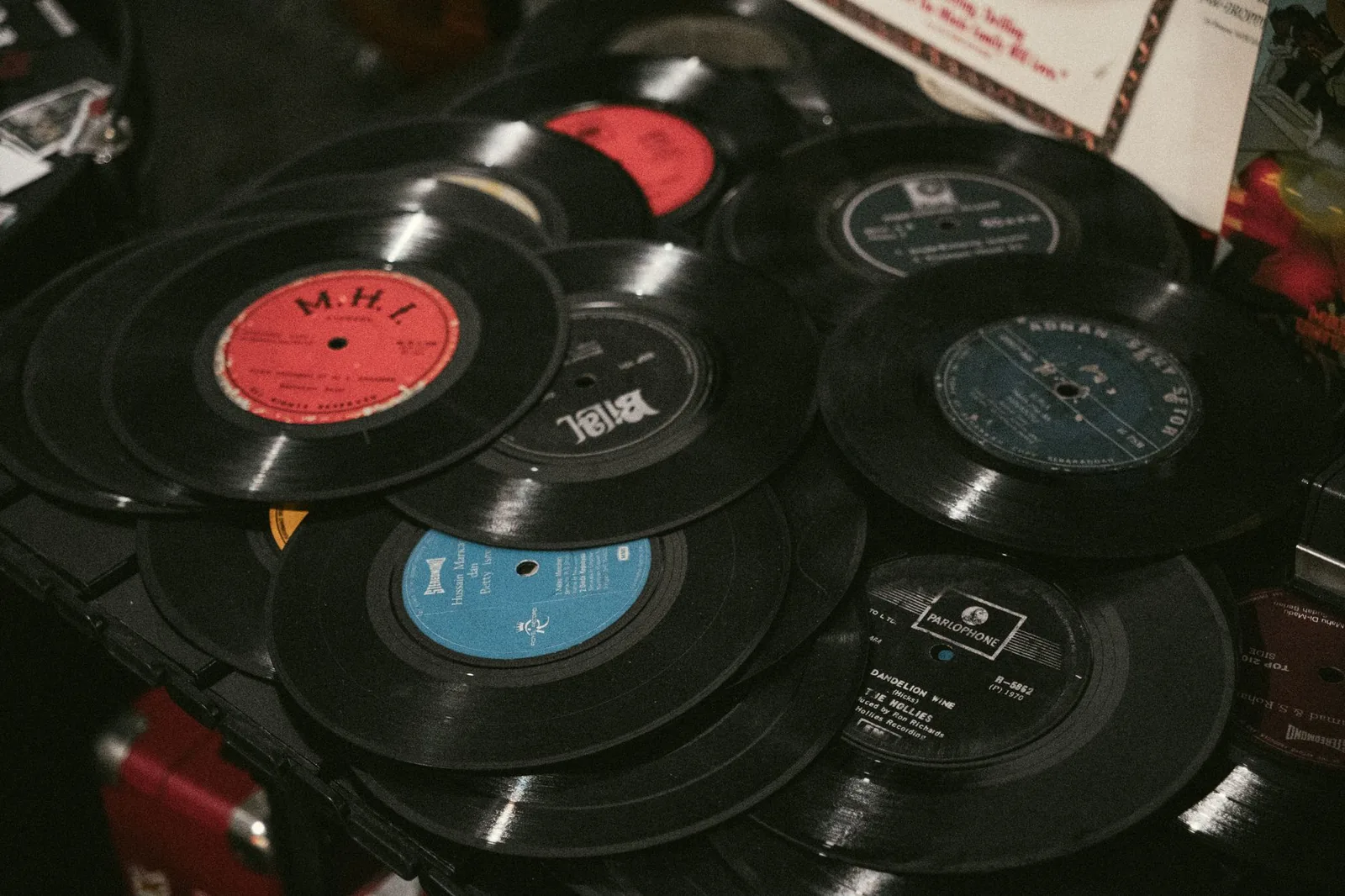 Disques vinyles de reggae et 45 tours jamaïcains empilés à côté d'une platine