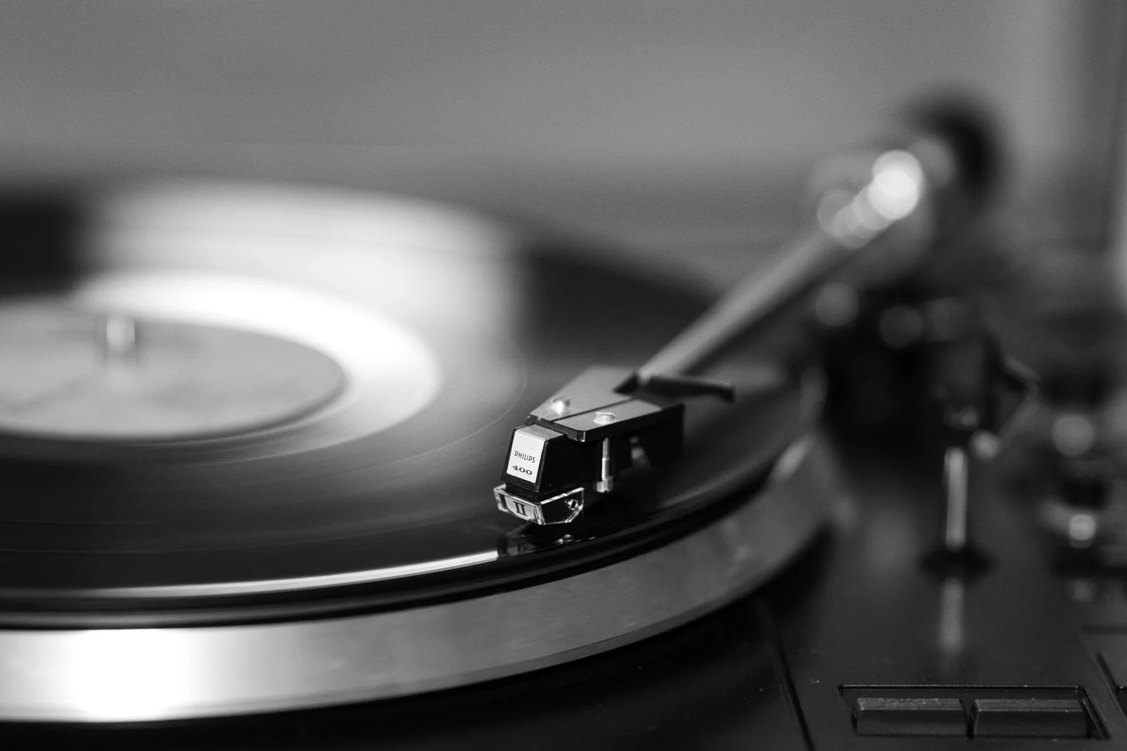 Bras de lecture et cellule d'une platine vinyle en gros plan pendant le réglage