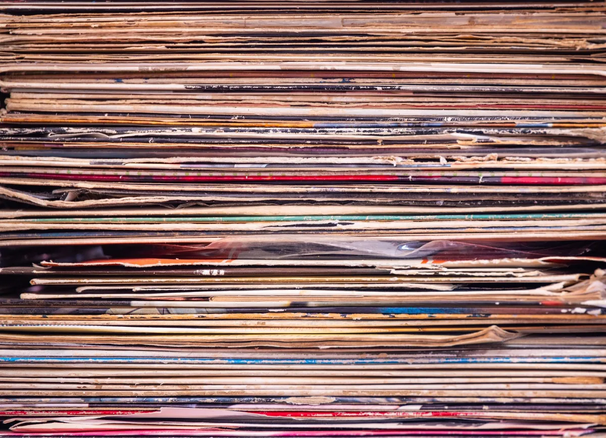 Empilement de vinyles colorés translucides, rouge, bleu et jaune