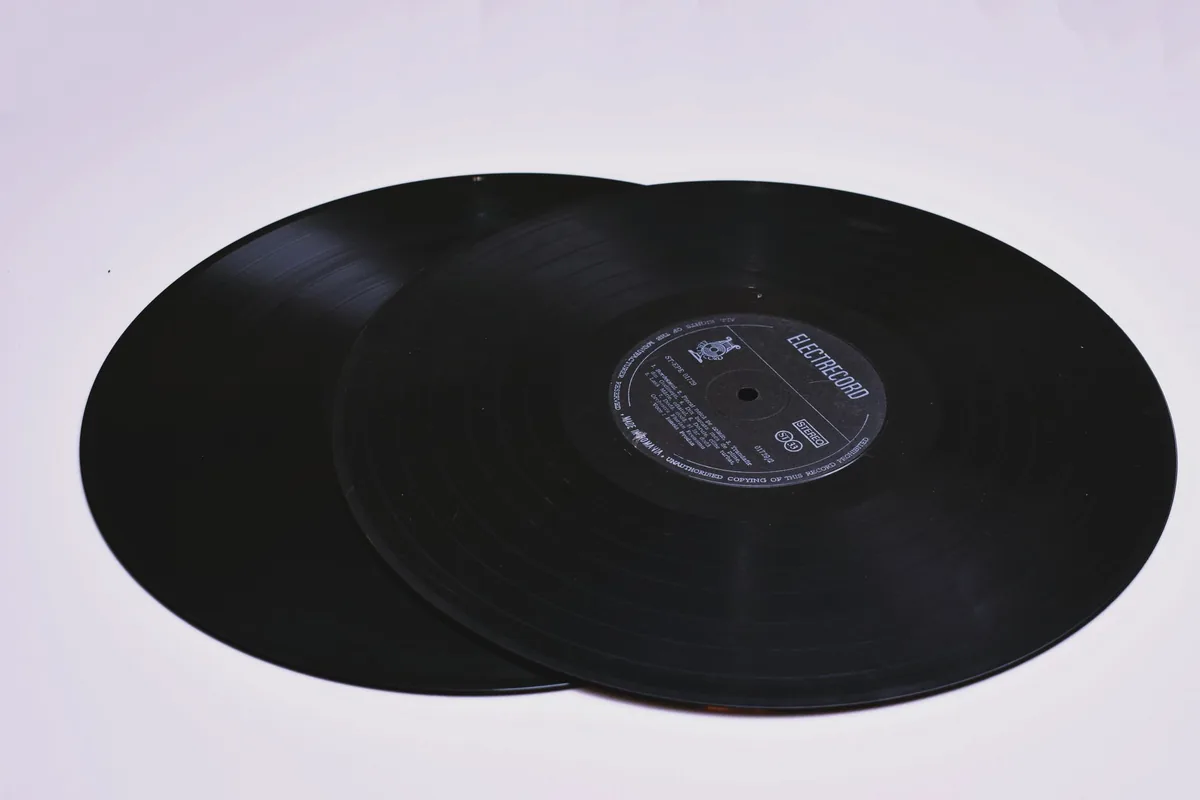Gros plan sur un picture disc avec une illustration imprimée sous les sillons