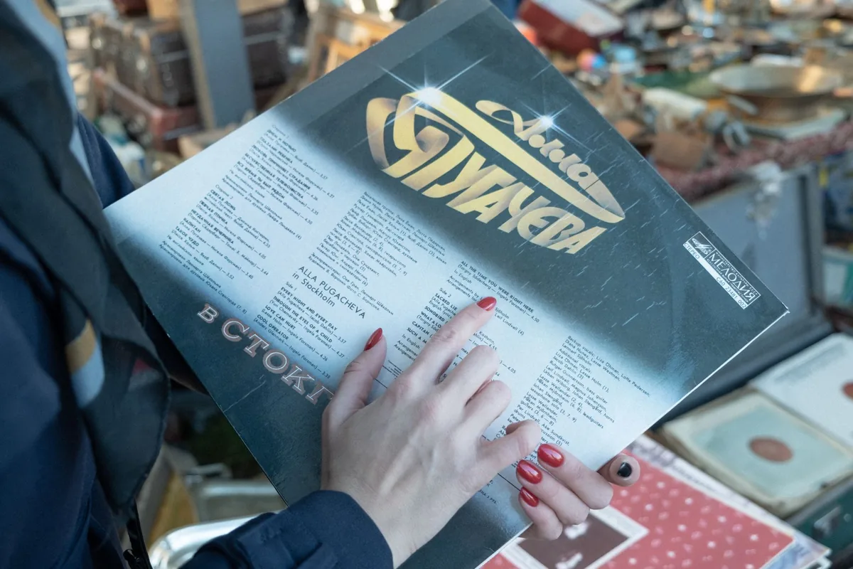 Collectionneur examinant un vinyle coloré numéroté dans une pochette d'édition limitée